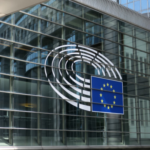 Eurodeputații cer modificări acordului UE-SUA privind tarifele