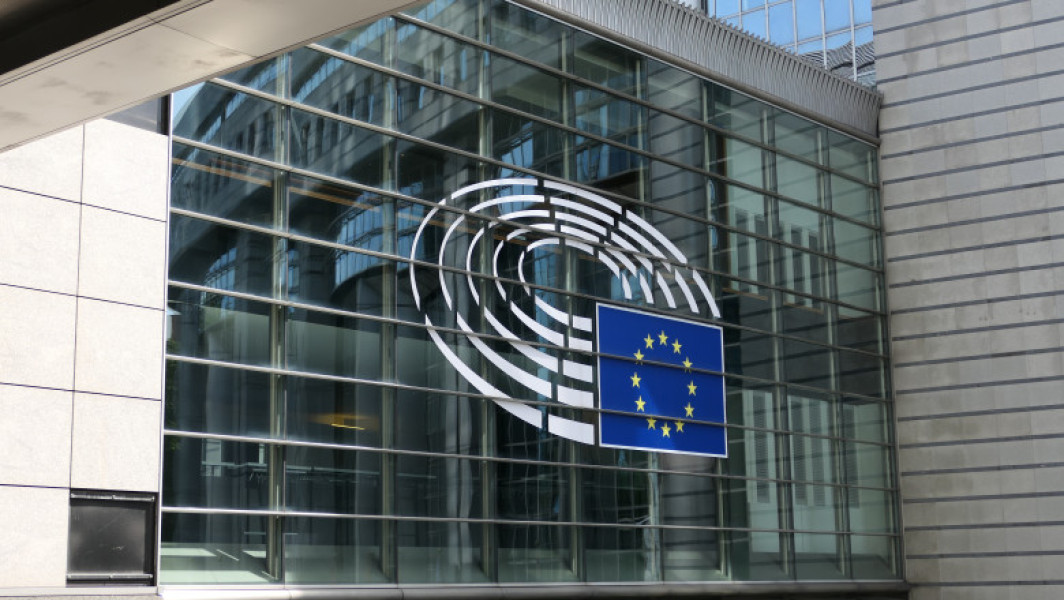 Eurodeputații cer modificări acordului UE-SUA privind tarifele