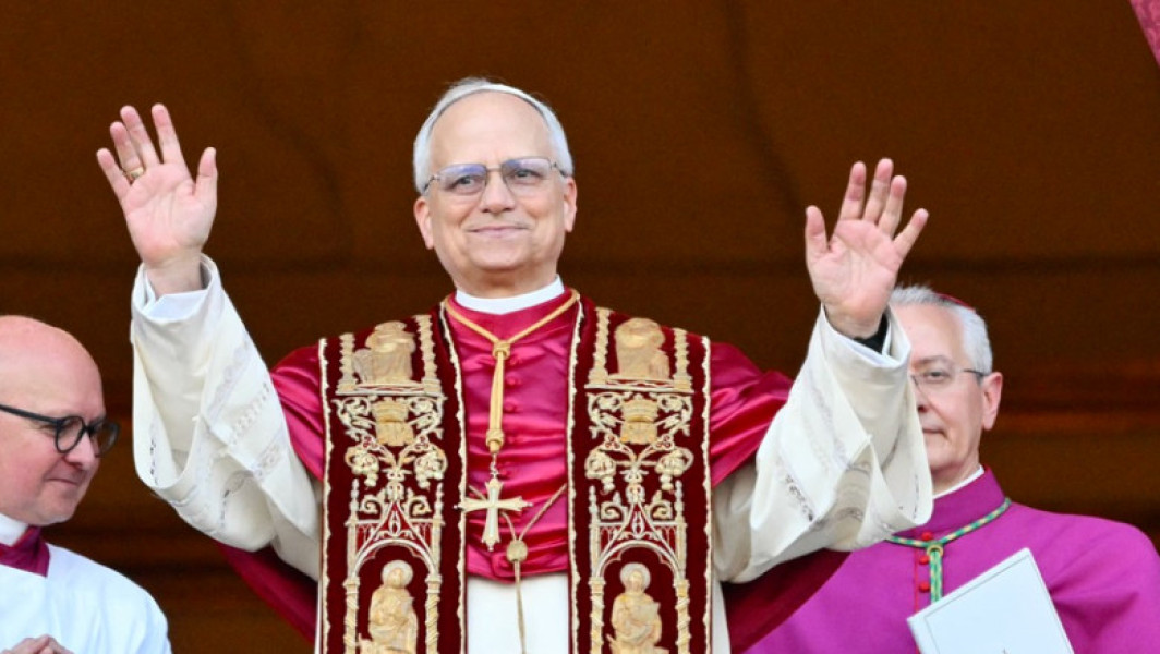 Video Papa Leon împlinește astăzi 70 de ani. Suveranul Pontif a primit un tort de Ciocolată de la Portillo's din Chicago