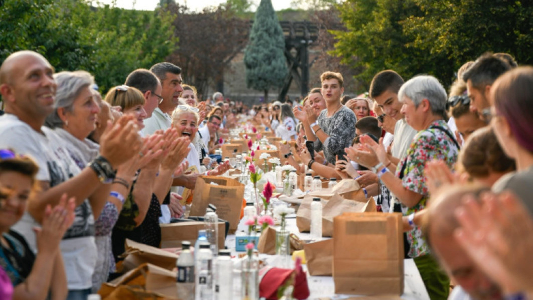 Alba Iulia intră în Cartea Recordurilor cu cea mai lungă masă din materiale reciclabile din lume. Peste 10.000 de participanți