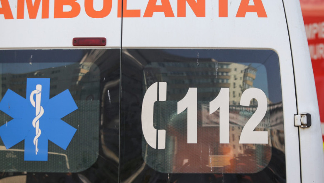 O ambulanță care transporta un pacient a fost implicată într-un accident cu o mașină în București. Două persoane sunt rănite