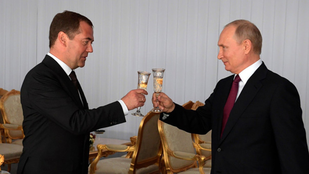 Putin l-a decorat pe Dmitri Medvedev de ziua sa. Fostul președinte rus a amenințat recent SUA