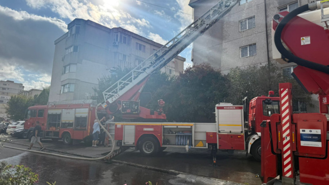 Video&Foto Incendiu puternic la mansarda unui bloc din Constanţa. Un bărbat, în stare gravă